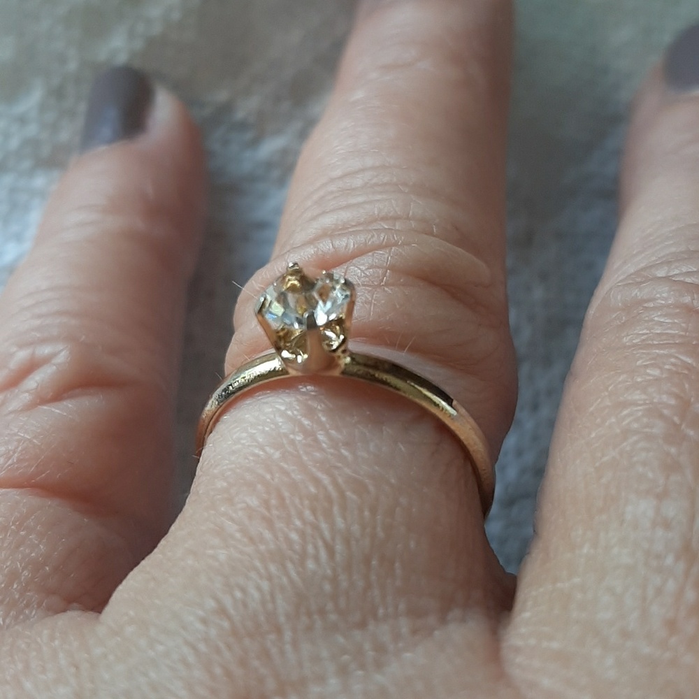 Fashion solitaire ring size 7 gold tone
